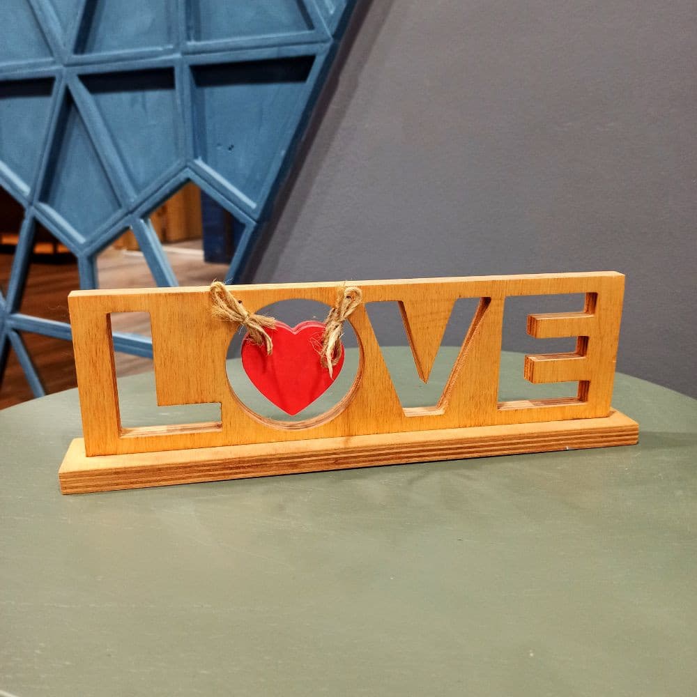 "LOVE" ýazgyly agaçdan bezeg